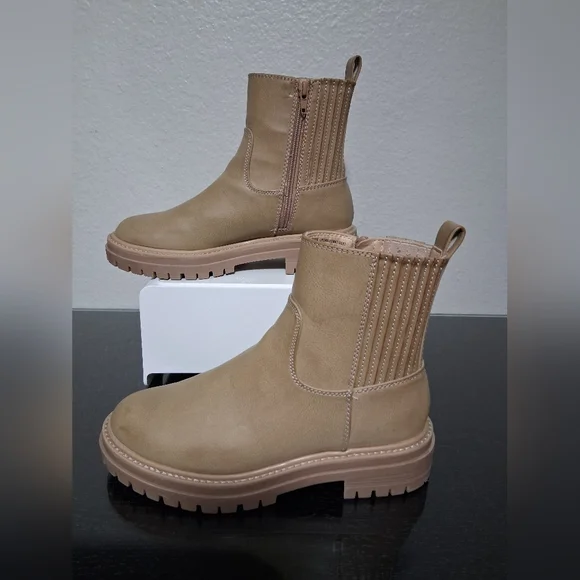 Time and Tru Women's Lug Chelsea Tan Brown Beige Memory Foam BOOT - Picture 3 of 6